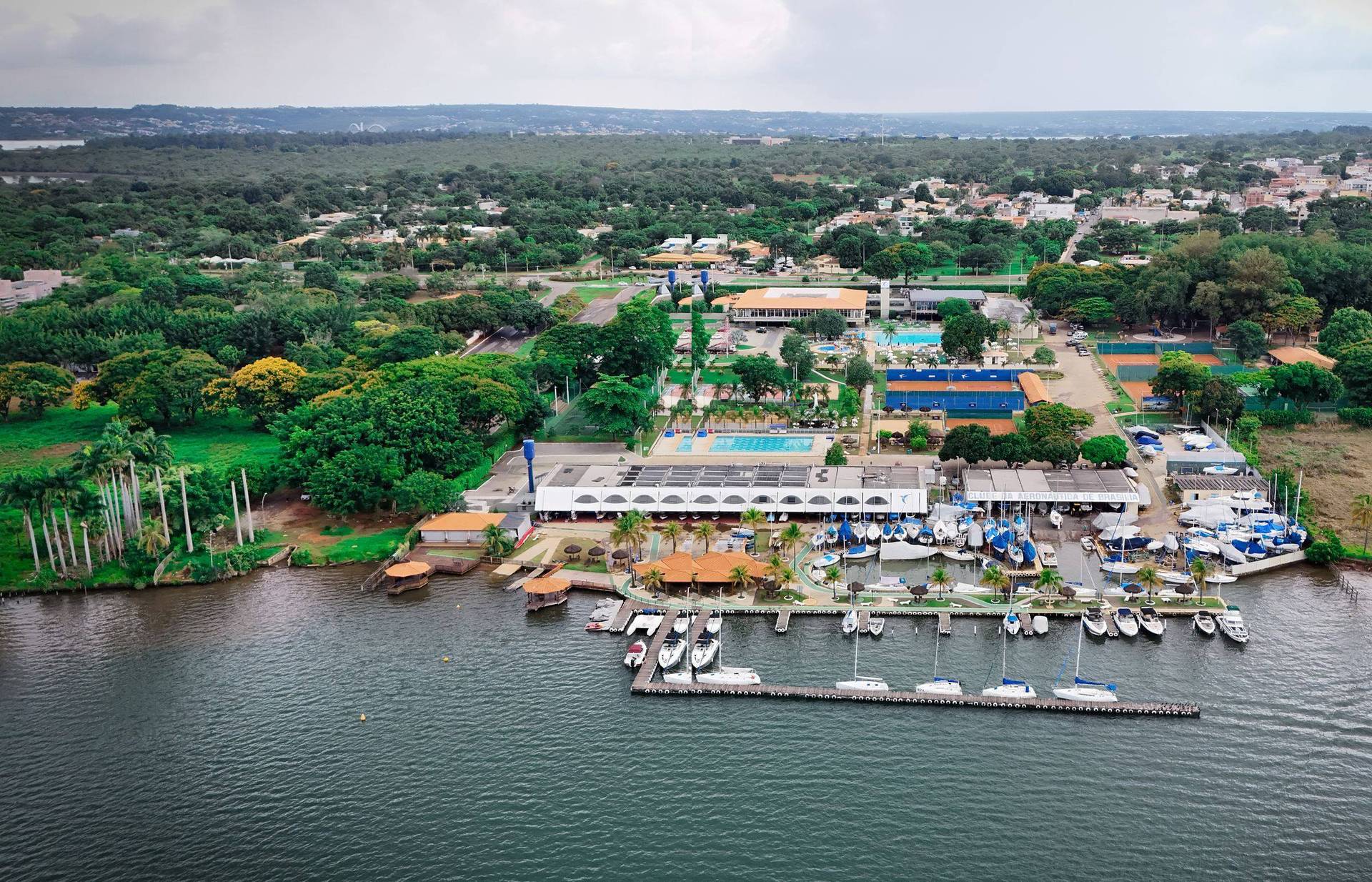 Vista aérea do Clube da Aeronáutica de Brasília, com a marina e o Lago Paranoá em primeiro plano