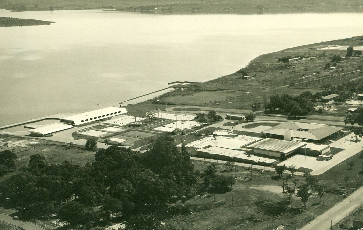 Vista aérea do clube recém-inaugurado, em outubro de 1975