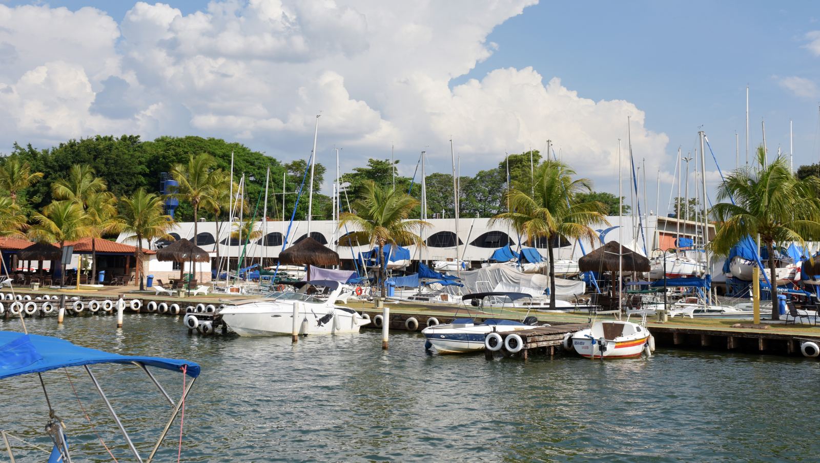 Marina do clube com veleiros e lanchas