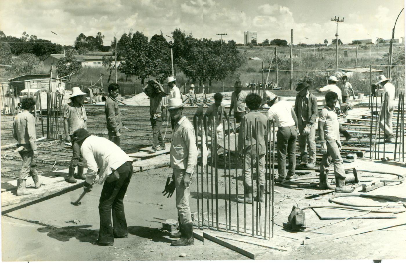Operários na construção do clube em maio de 1974