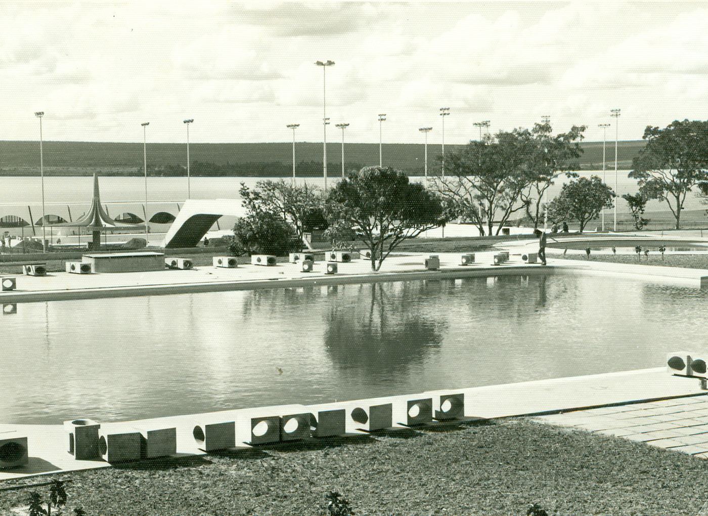 Piscina do clube nos primeiros anos, com o lago ao fundo